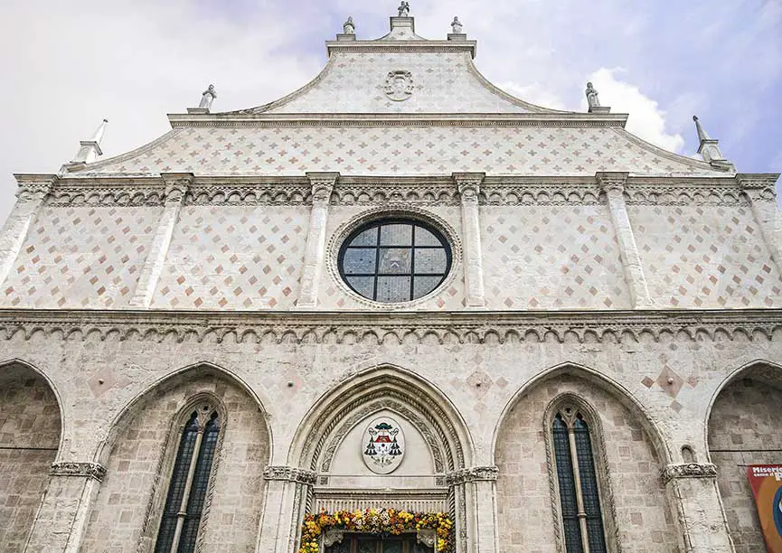 Fassade der Kathedrale Santa Maria Annunciata Vicenza