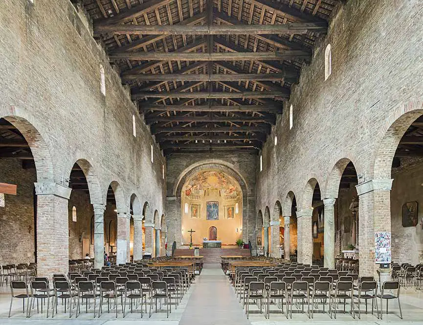 Interior de Basílica de Santi Felice e Fortunato de Vicenza